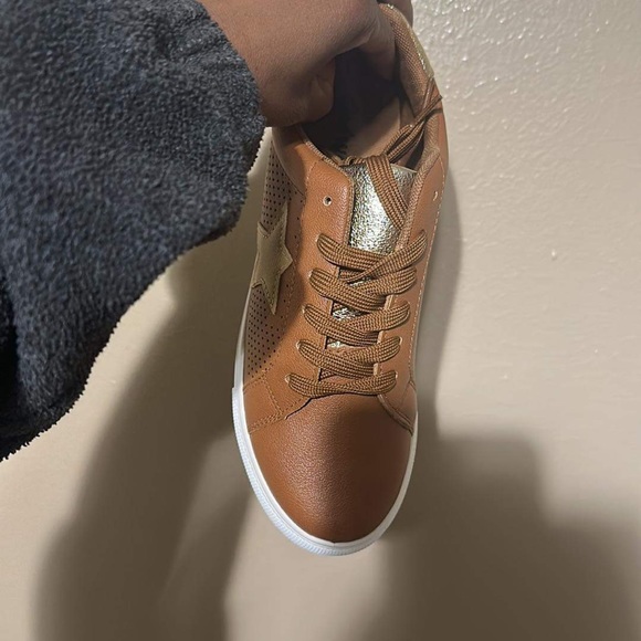 Cute boutique tennis shoe⭐️! - Picture 2 of 4